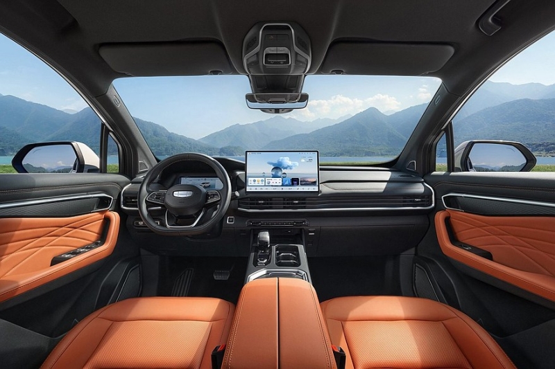 Большой кроссовер Geely с мотором Volvo обновлён без повышения цен