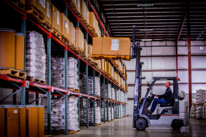 Как снизить издержки бизнеса: ответственное хранение или собственный склад?