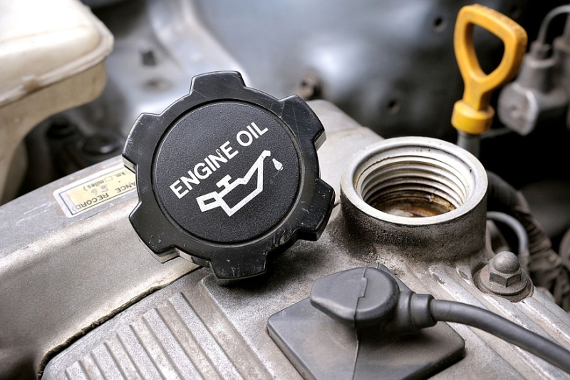 Дым, канистра, фильтр: как понять при осмотре машины, что её мотор ест масло