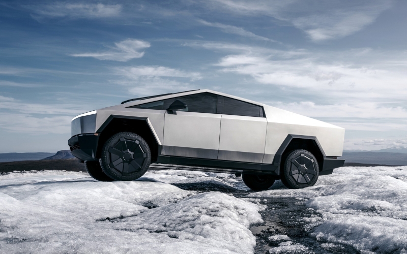 Серийный Tesla Cybertruck: кузов из нержавейки, руль по проводам и бешеная динамика