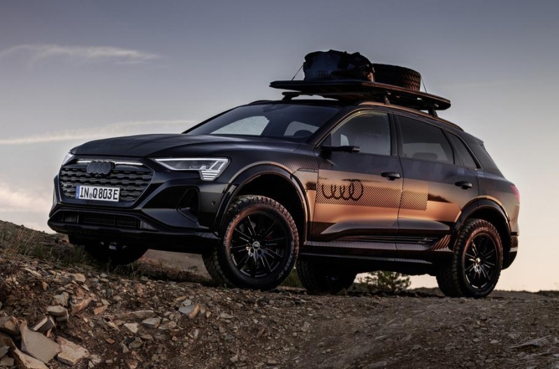 Audi Q8 e-tron породнился с гоночным прототипом для «Дакара»