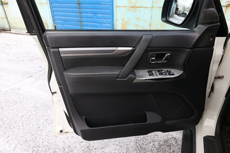 Mitsubishi Pajero IV (NS) с пробегом: нет воде в салоне и даешь бензобак из Нижнего!