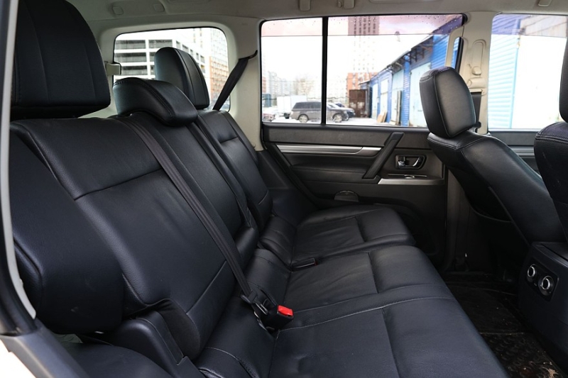 Mitsubishi Pajero IV (NS) с пробегом: нет воде в салоне и даешь бензобак из Нижнего!