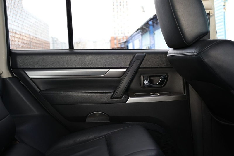 Mitsubishi Pajero IV (NS) с пробегом: нет воде в салоне и даешь бензобак из Нижнего!