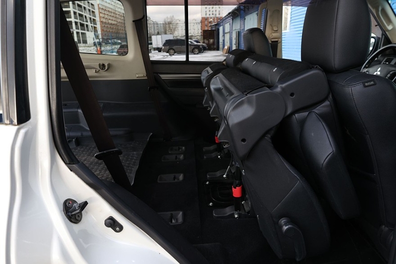 Mitsubishi Pajero IV (NS) с пробегом: нет воде в салоне и даешь бензобак из Нижнего!