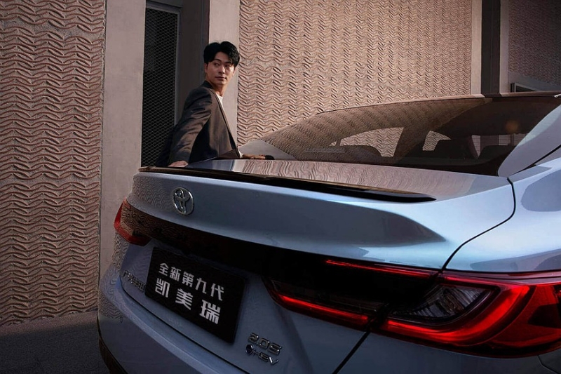 Новая Toyota Camry: множество версий, дешевле прежнего седана