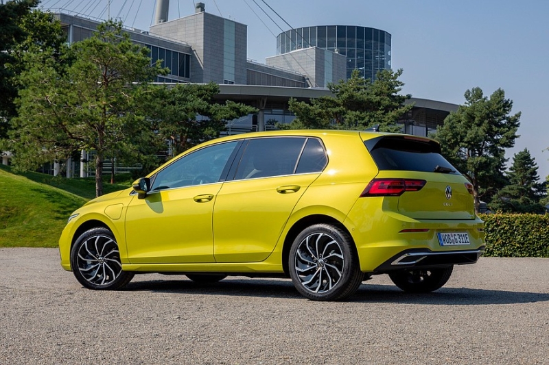 Обновлённый Volkswagen Golf показали без камуфляжа