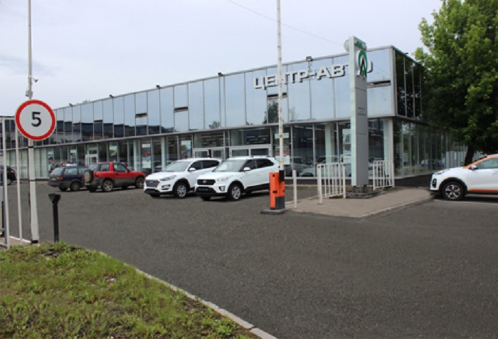 Покупка автомобиля с рук и в автосалоне — плюсы и минусы