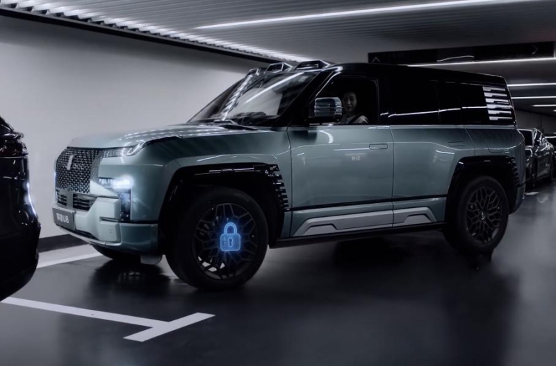 Посмотрите, как паркуется 1200-сильный Yangwang U8