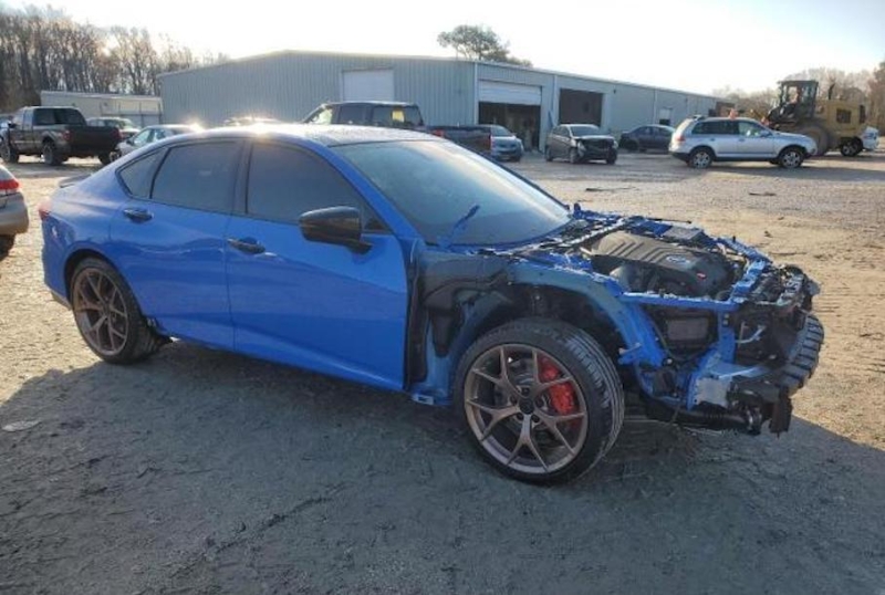 Разбитую Acura TLX пустят с молотка за несколько миллионов. И вот почему