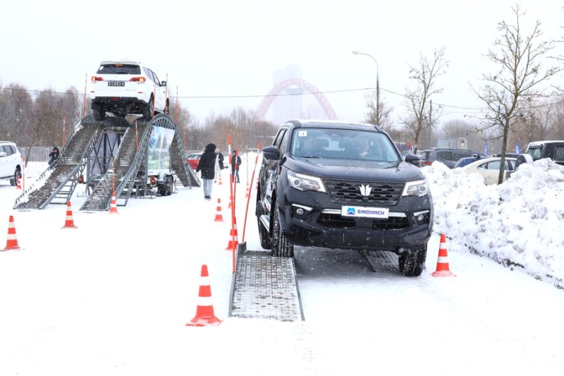 Внедорожник Oting Paladin задерживается по пути в Россию