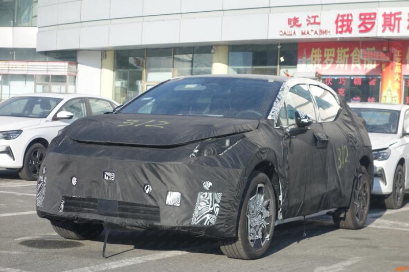 Lynk&Co готовит новую модель для Европы: первые фотографии