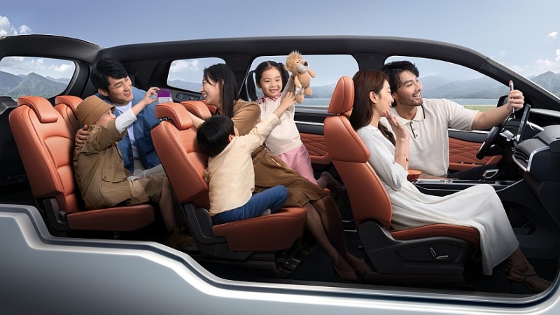 В Россию официально везут семейный 7-местный кроссовер Geely Okavango