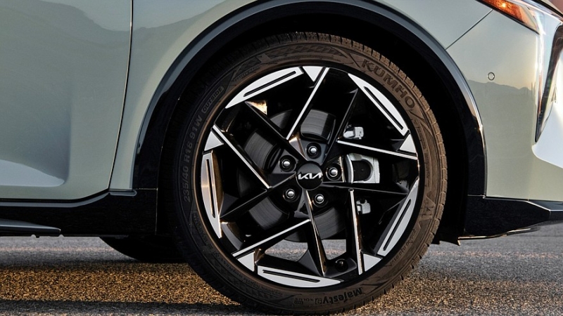 Новый Kia K4 дебютировал в двух кузовах и с двумя типами задней подвески