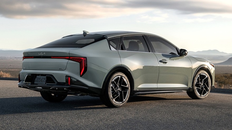 Новый Kia K4 дебютировал в двух кузовах и с двумя типами задней подвески