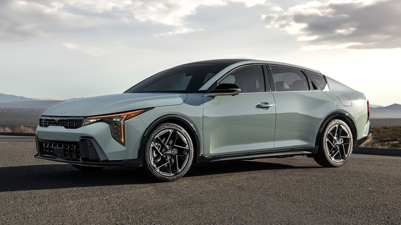 Новый Kia K4 дебютировал в двух кузовах и с двумя типами задней подвески