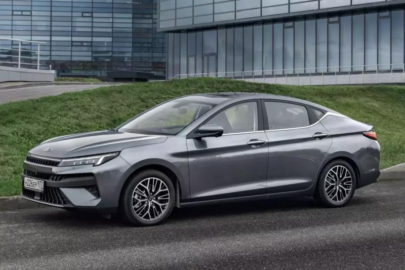 Россияне массово скупают новые «Москвичи» из-за скидок. Их почти невозможно купить