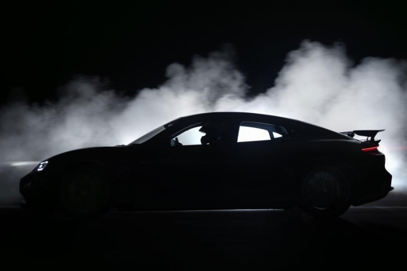 Самый динамичный Porsche Taycan готов к дебюту: новое изображение