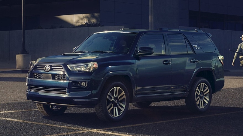 Toyota 4Runner готовится к смене поколения: новый внедорожник показался на первом тизере