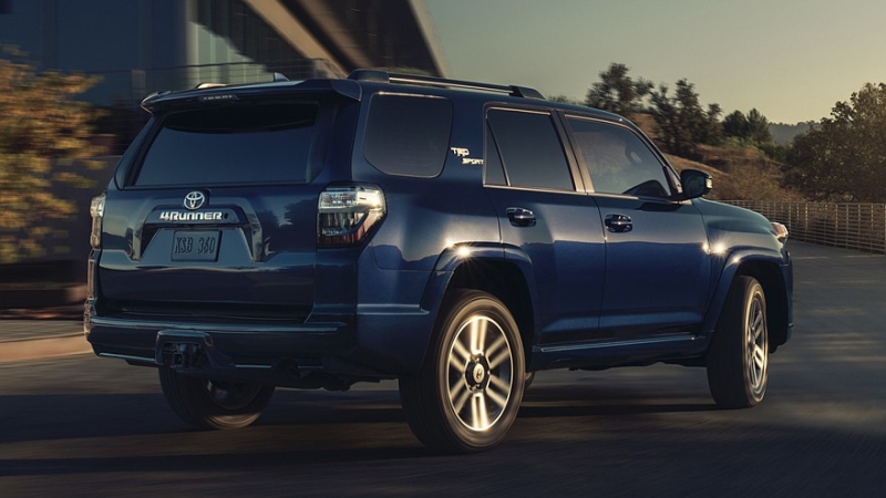 Toyota 4Runner готовится к смене поколения: новый внедорожник показался на первом тизере