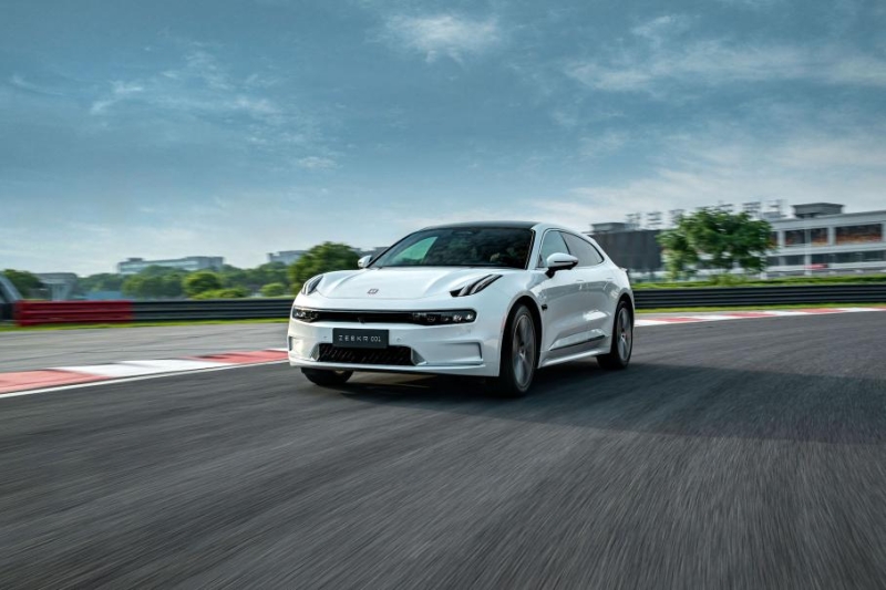 В России продают русифицированные Zeekr 001. Известны цены