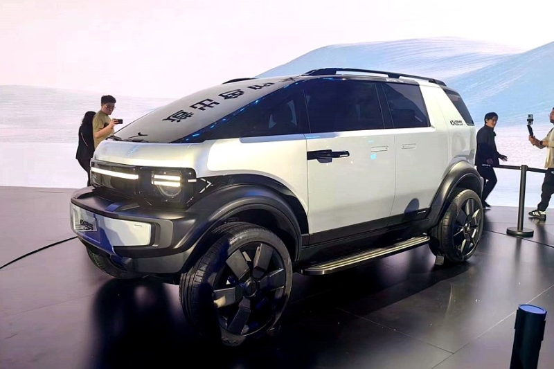 Кроссовер iCar V23 от Chery представлен вместе с родственным кроссвэном iCar X25