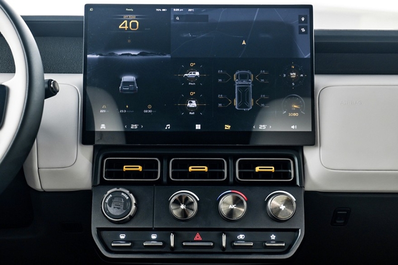 Кроссовер iCar V23 от Chery представлен вместе с родственным кроссвэном iCar X25