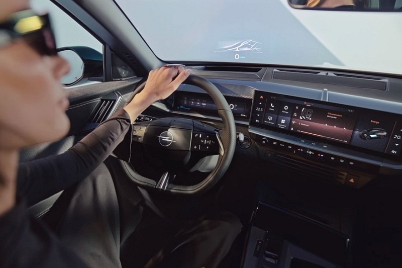 Кроссовер Opel Grandland подрос в новом поколении и получил необычные интерьерные фишки