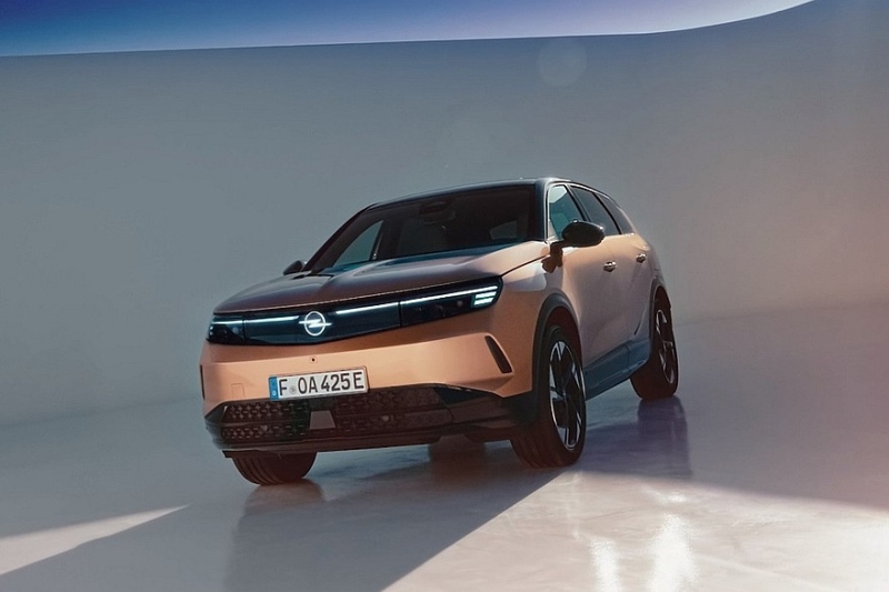 Кроссовер Opel Grandland подрос в новом поколении и получил необычные интерьерные фишки