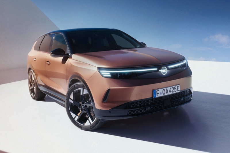 Кроссовер Opel Grandland подрос в новом поколении и получил необычные интерьерные фишки