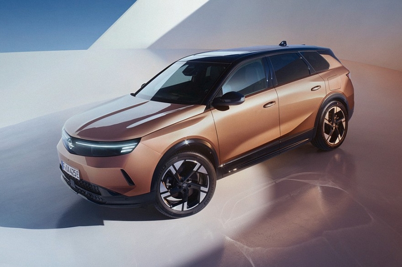 Кроссовер Opel Grandland подрос в новом поколении и получил необычные интерьерные фишки