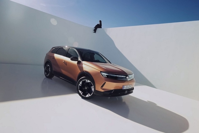 Кроссовер Opel Grandland подрос в новом поколении и получил необычные интерьерные фишки