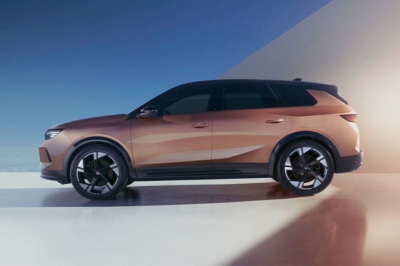 Кроссовер Opel Grandland подрос в новом поколении и получил необычные интерьерные фишки