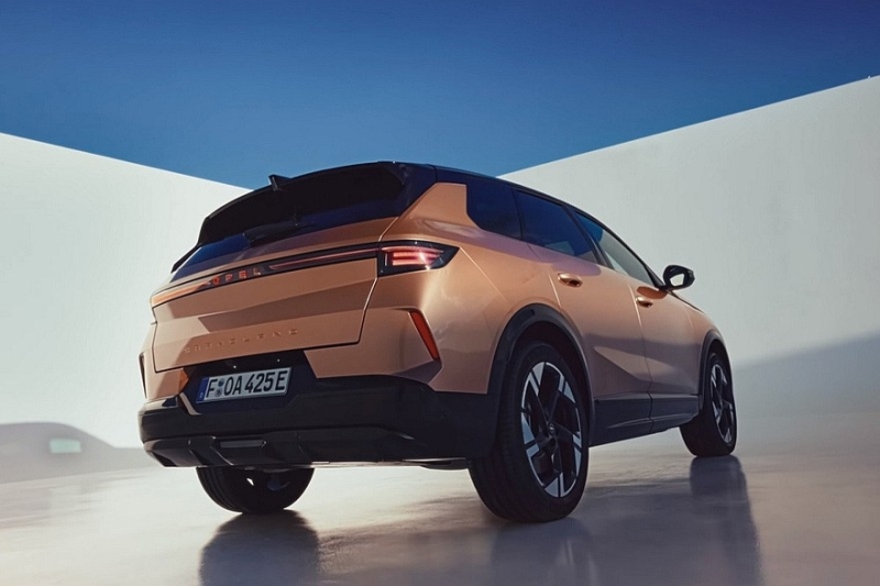 Кроссовер Opel Grandland подрос в новом поколении и получил необычные интерьерные фишки