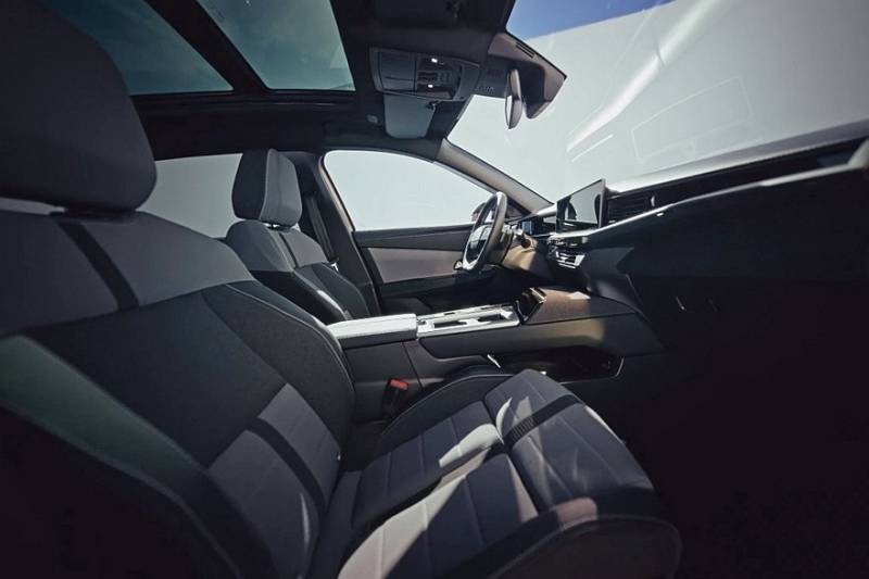 Кроссовер Opel Grandland подрос в новом поколении и получил необычные интерьерные фишки