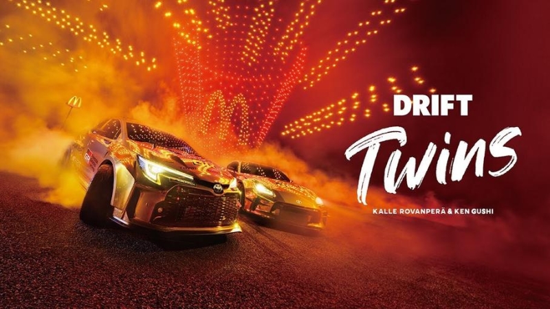 Посмотрите на групповой дрифт двух спорткаров Toyota и нескольких cотен беспилотников