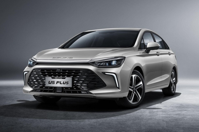 Седан BAIC U5 Plus получил битопливную версию в России, объявлены цены