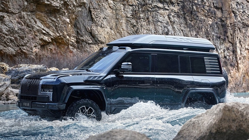 Yangwang в Пекине: хардкорная версия внедорожника U8 и 1306-сильный седан U7