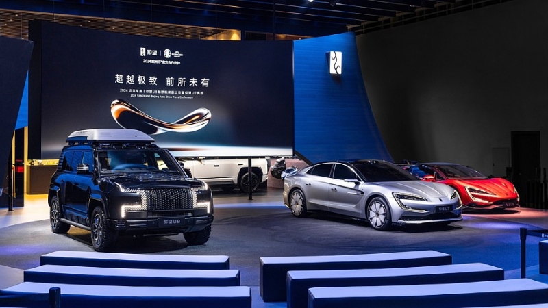 Yangwang в Пекине: хардкорная версия внедорожника U8 и 1306-сильный седан U7