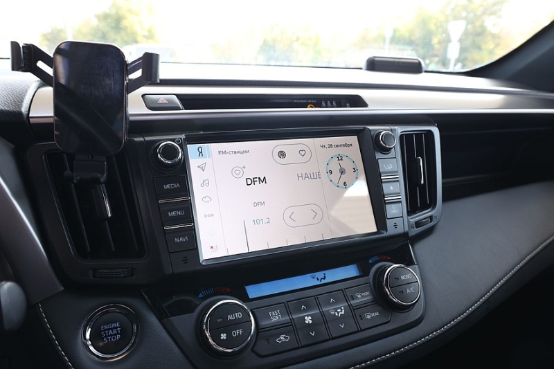 Toyota RAV4 IV (XA40) с пробегом: идеальный ржавеющий кузов, потные фары и тысяча мелочей