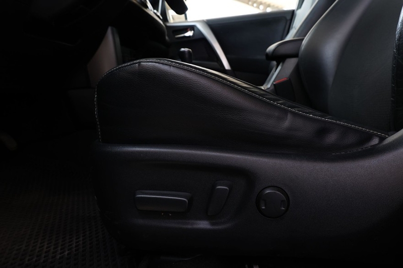 Toyota RAV4 IV (XA40) с пробегом: идеальный ржавеющий кузов, потные фары и тысяча мелочей