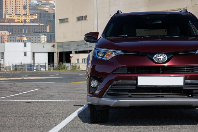 Toyota RAV4 IV (XA40) с пробегом: идеальный ржавеющий кузов, потные фары и тысяча мелочей