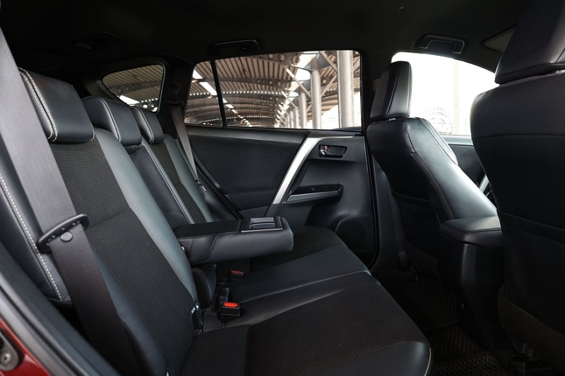 Toyota RAV4 IV (XA40) с пробегом: идеальный ржавеющий кузов, потные фары и тысяча мелочей