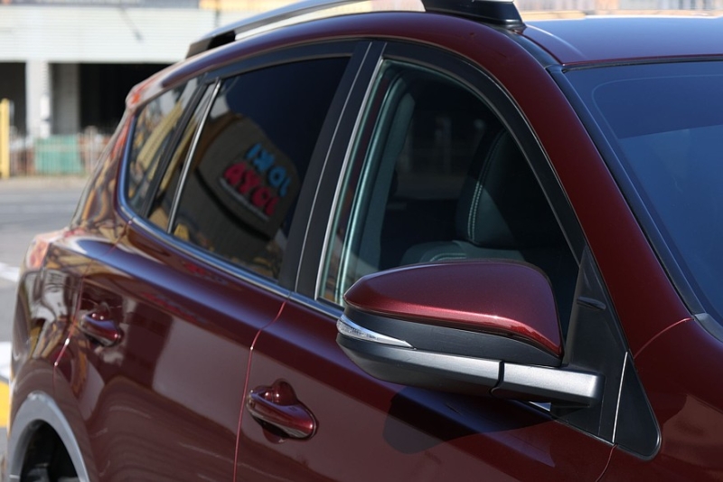 Toyota RAV4 IV (XA40) с пробегом: идеальный ржавеющий кузов, потные фары и тысяча мелочей