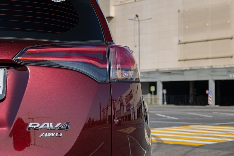 Toyota RAV4 IV (XA40) с пробегом: идеальный ржавеющий кузов, потные фары и тысяча мелочей