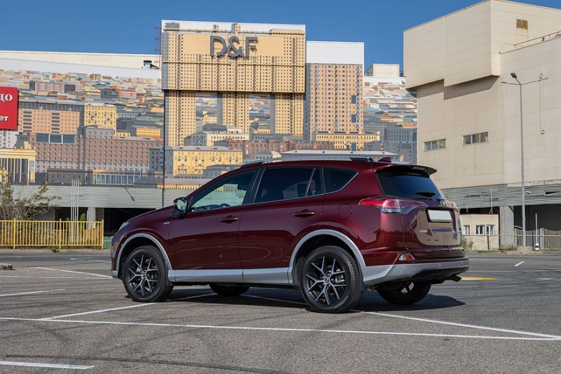 Toyota RAV4 IV (XA40) с пробегом: идеальный ржавеющий кузов, потные фары и тысяча мелочей