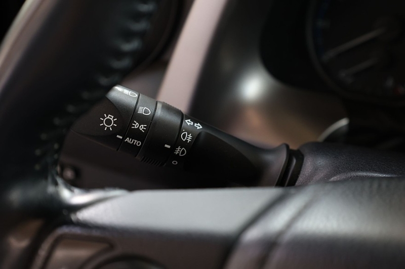 Toyota RAV4 IV (XA40) с пробегом: идеальный ржавеющий кузов, потные фары и тысяча мелочей