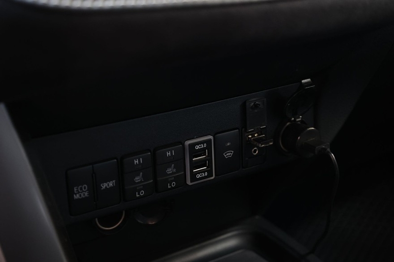 Toyota RAV4 IV (XA40) с пробегом: идеальный ржавеющий кузов, потные фары и тысяча мелочей