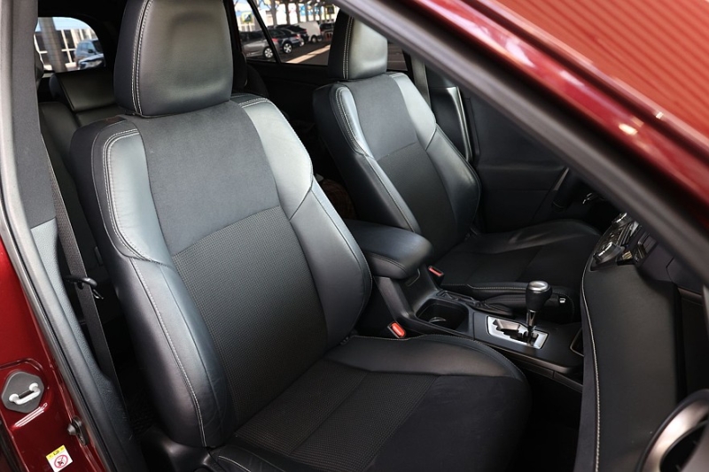 Toyota RAV4 IV (XA40) с пробегом: идеальный ржавеющий кузов, потные фары и тысяча мелочей