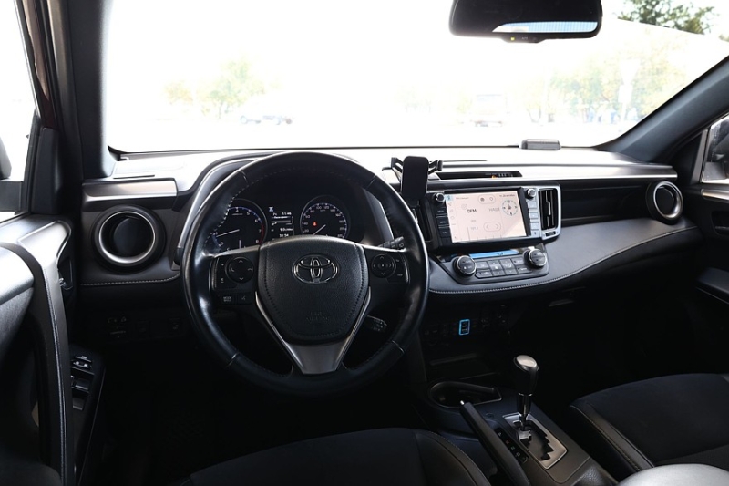 Toyota RAV4 IV (XA40) с пробегом: идеальный ржавеющий кузов, потные фары и тысяча мелочей